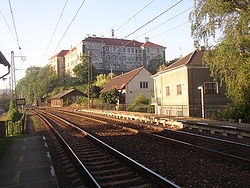 Pohled na nelahozeveský zámek ze železniční zastávky Nelahozeves-zámek