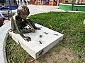 Niño con cola de cerdo y hormigas en la plaza principal