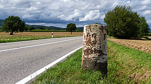 33. Platz: Friedrich Haag mit Kilometerstein in Niederotterbach