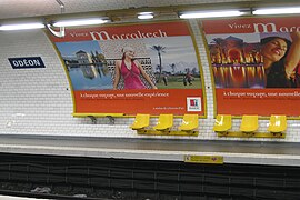 Detalhe de uma plataforma: quadro publicitário e a faixa de iluminação tubo é do estilo Ouï-dire.