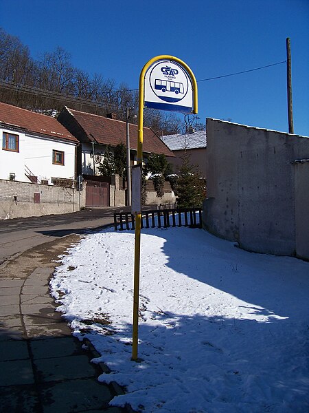 File:Olovnice, autobusová zastávka.jpg