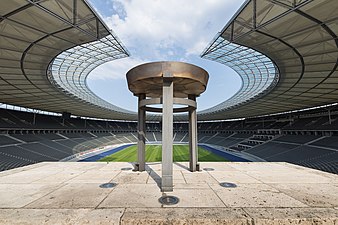 05/02: Vista de l'Estadi Olímpic de Berlín des de la Porta de Marató. Quart premi a Wiki Loves Monuments 2015.