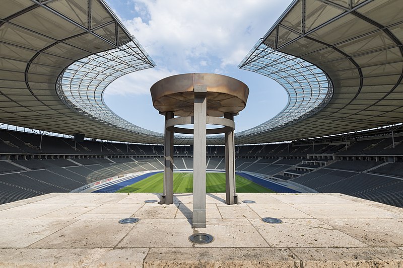 File:Olympiastadion Berlin Innenansicht.jpg