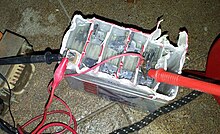 https://upload.wikimedia.org/wikipedia/commons/thumb/9/97/Open_Lead_acid_battery.jpg/220px-Open_Lead_acid_battery.jpg