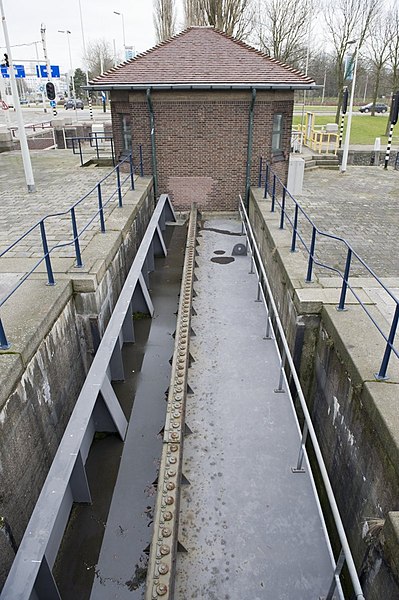 File:Overzicht van sluisdeur met uitzicht op bedieningsgebouw (kleine sluis) - Rotterdam - 20426459 - RCE.jpg