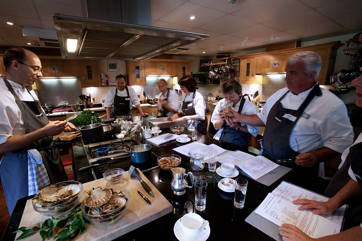 1200px-Oxford_-_Chef_School_-_0433.jpg