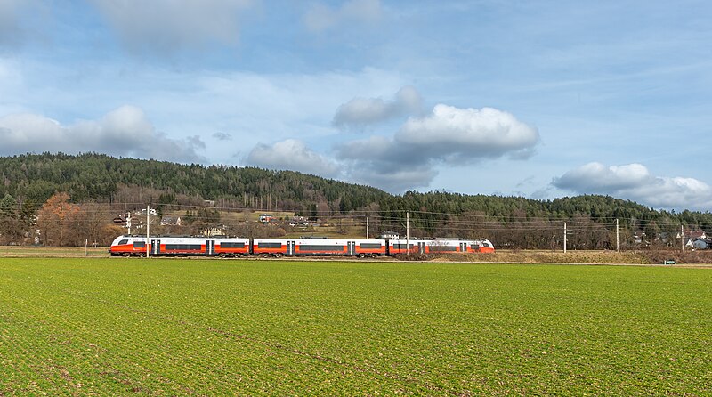 File:Pörtschach Pritschitz Flurweg Drautalbahn II ÖBB 4746 Cityjet 28022023 0825.jpg