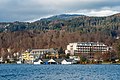 English: Werzer`s lake hotel and boathouse on the Werzer promenade Deutsch: Werzers Seehotel und Boothaus an der Werzer Promenade