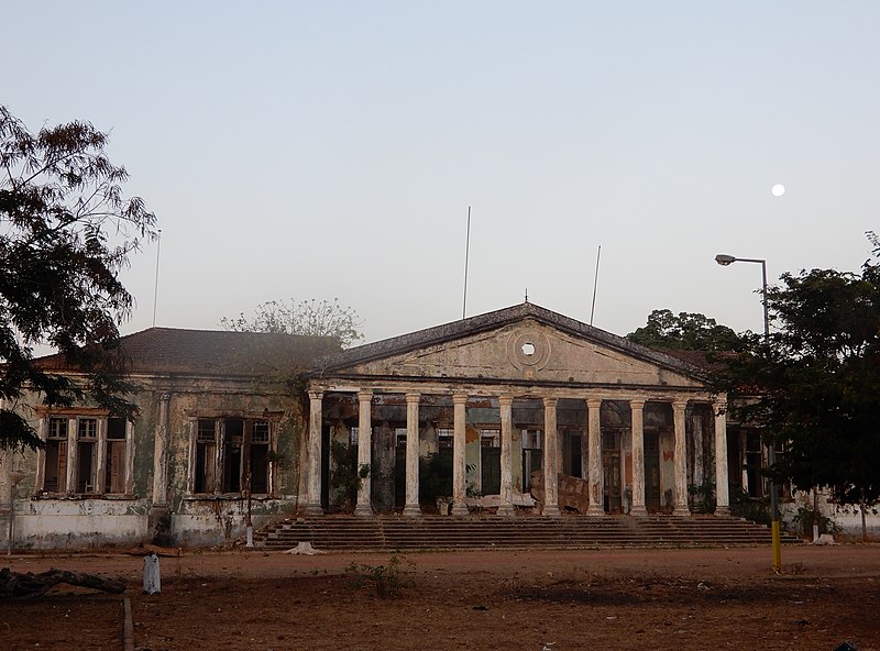 File:Paços do Concelho, Bolama, Guiné-Bissau – 2018-03-03 – DSCN1096.jpg