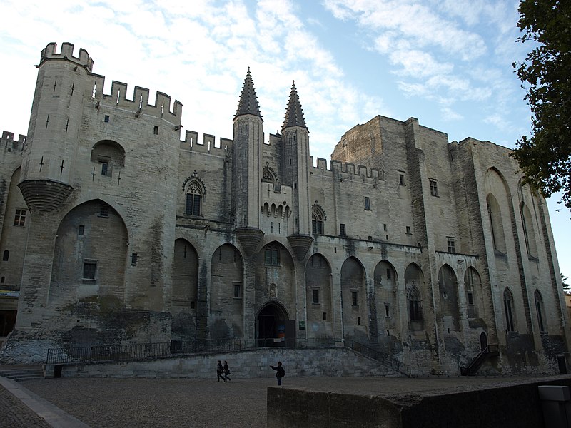 File:Palais des papes à Avignon.JPG