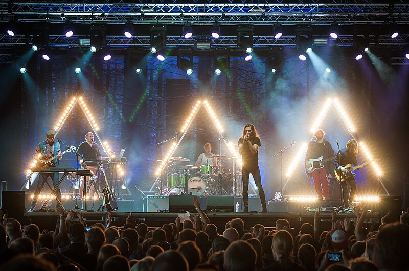 File:Pariisin Kevät - Ilosaarirock 2014 01.jpg