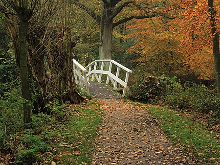 ไฟล์:Park Heremastate. Brug over vijver.JPG