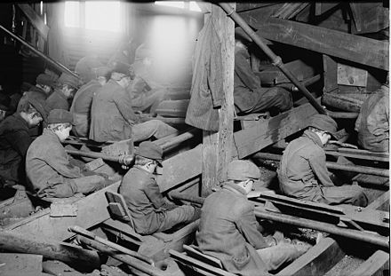Breaker boys sort coal in an anthracite coal breaker near South Pittston, Pennsylvania, 1911