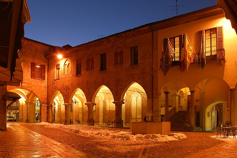 File:Piazza Broletto Lodi.JPG