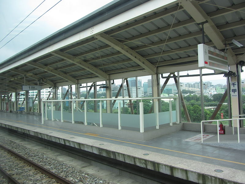 File:Platform of Qianjia Station.JPG