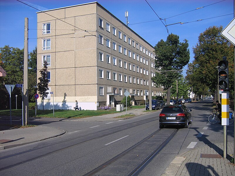 File:Plattenbau in Alt Schmellwitz.jpg