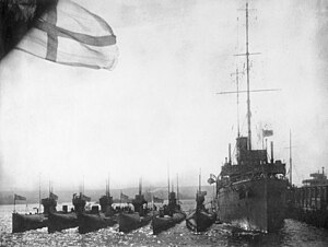 HMAS Platypus con los seis submarinos australianos Clase J en 1919