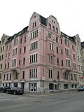 Apartment building in a corner location in a closed development