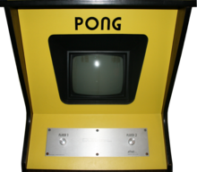 Фотография желтого игрового автомата Pong.