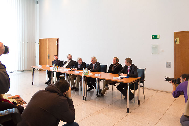 File:Pressekonferenz Hardy Krüger -Gemeinsam gegen rechte Gewalt-, Köln-7793.jpg