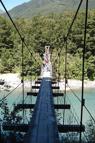 File:Puente sobre el Makarora River - panoramio.jpg