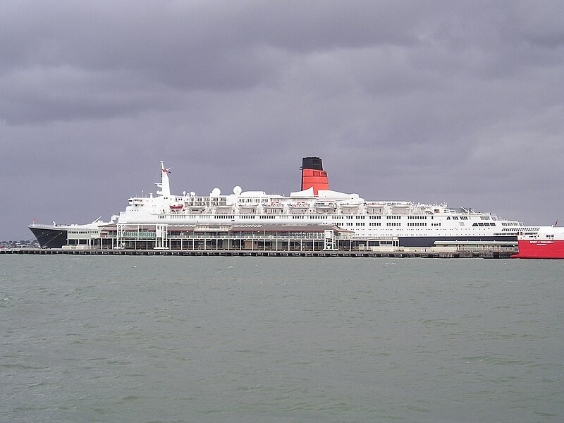 File:QE2 from Lagoon Pier 1.JPG