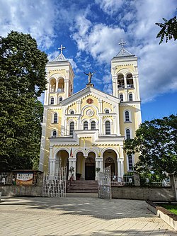 Фасадата на църквата през май 2019