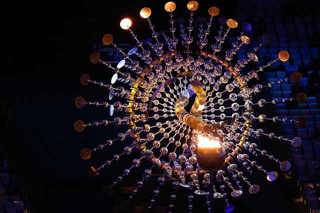 Az olimpiai idejére a megnyitó ünnepségen meggyújtott kandeláber (2016. augusztus 21)