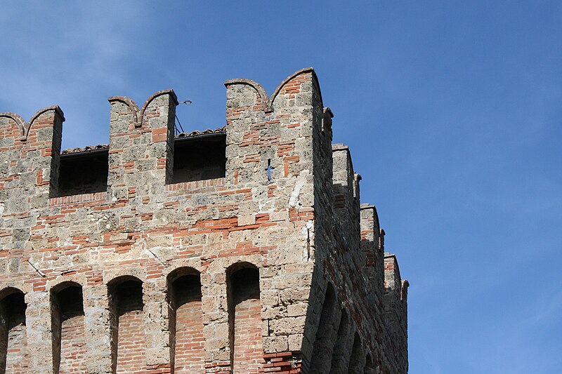 File:Rocca di Arquta del Tronto - feritoia cruciforme sui merli del mastio.jpg