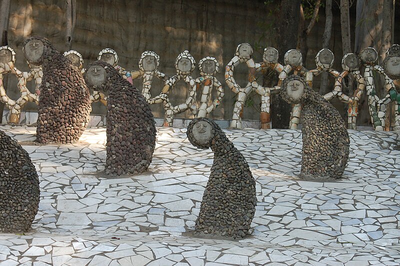 File:Rock Garden, Chandigarh-statues.jpg