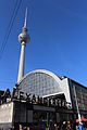 Der Fernsehturm steht direkt neben dem Bahnhof Alexanderplatz.