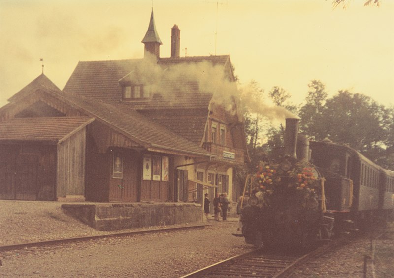 File:SBB Historic - F 122 01058 004 - Sursee Stadt ST Bahnhofgebaeude mit Dampfzug.jpg