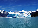 Un glaciar desembocando en el mar o en un lago.