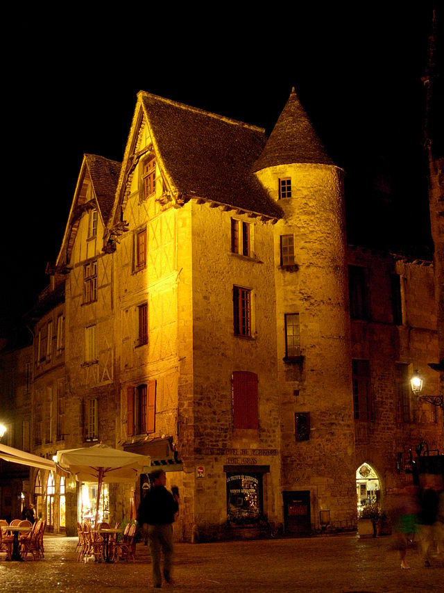 File:Sarlat-medieval-city-by-night-18.jpg