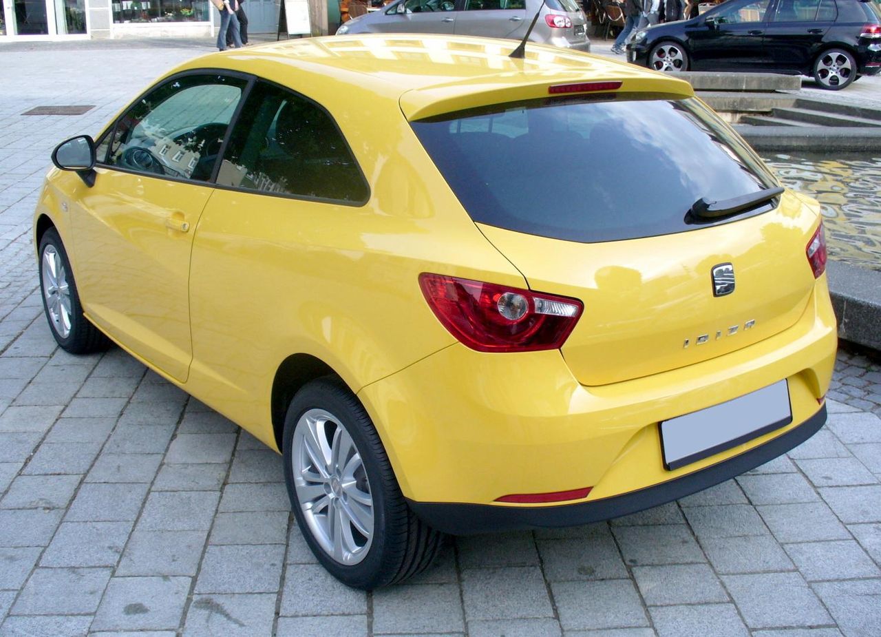 File:Seat Ibiza (6J) – Frontansicht, 25. April 2011, Ratingen.jpg