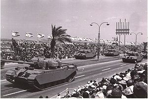 טנקי צנטוריון עוברים בסך במצעד צה"ל בתל אביב במהלך חגיגות יום העצמאות בשנת 1965.
