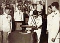 Kong Ananda Mahidol (th.) og premierminister Pridi Banomyong underskriver forfatning i 1946.