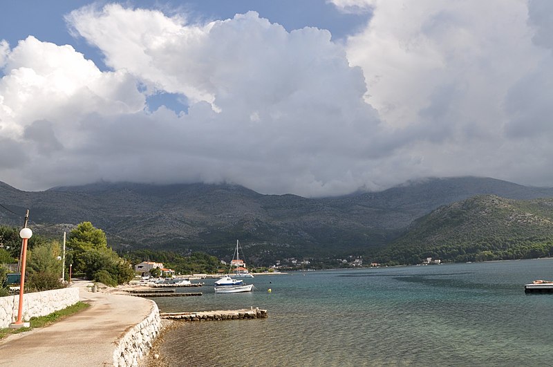 File:Slano , de wandeling langs de baai - panoramio.jpg