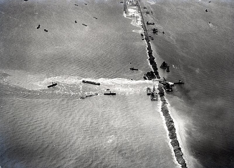 File:Sluitgat Vlieter Afsluitdijk 1932.jpg