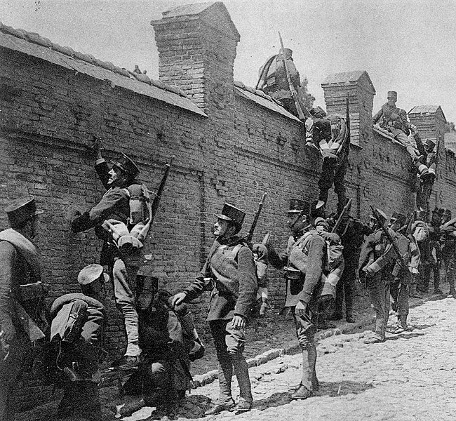 File:Soldados españoles escalando un muro.jpg