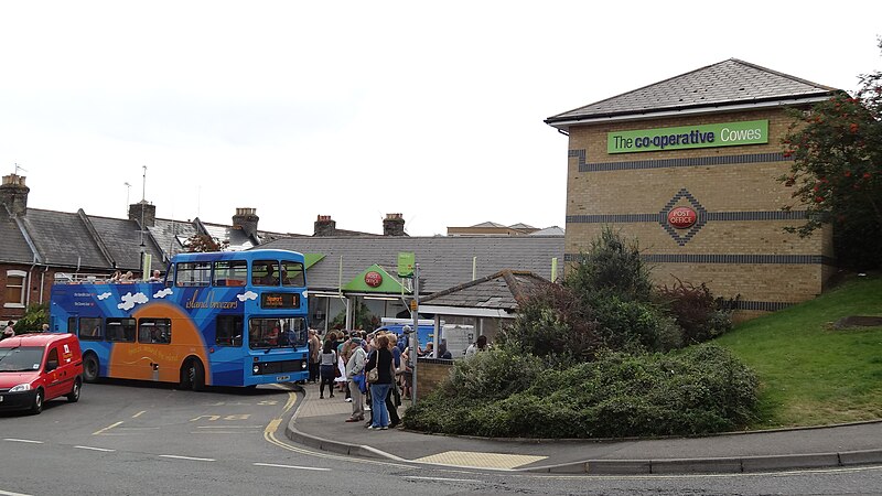 File:Southern Vectis 4638 R738 XRV and Cowes Co-op.jpg