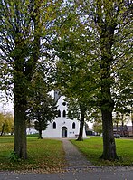 Baumbestand bei der Kirche und beiderseits der Auffahrt zum Hof des Heinrich Peters sowie Doppeleiche auf dem alten Friedhof