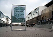 Das bekannte Bild des Uhrturms, um den sich die Menge drängt, schmückt heute die Rückseite der restaurierten Matchuhr vor dem Stade de Suisse.