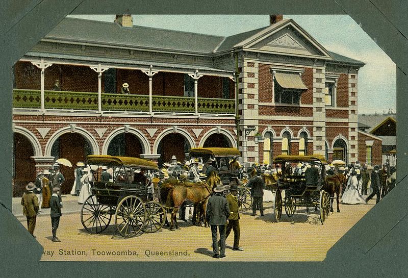 File:StateLibQld 1 241065 Hustle and bustle at the Toowoomba Railway Station.jpg