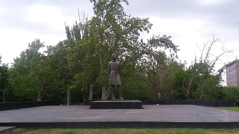File:Statue of Mikael Nalbandyan, Yerevan 08.jpg