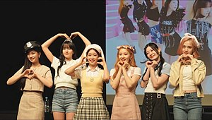 STAYC di pertama mereka Fansign event di bulan Mei 2021 Dari kiri ke kanan: Isa, Yoon, Sumin, Sieun, Seeun, dan J