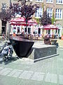 Stenen sculptuur met tulp op het Tidorplein