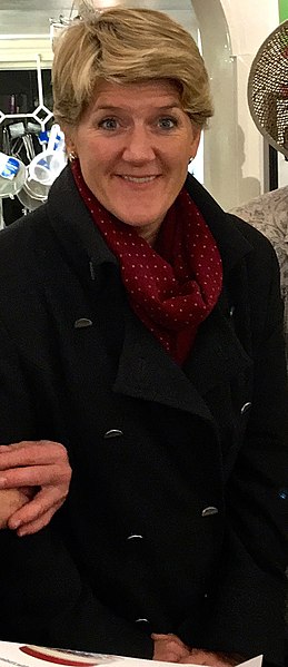 File:Stockbridge Christmas Evening - Sue Robinson, Clare Balding and Anno Webley in Lane End Kitchenware (cropped) (cropped 2).jpg