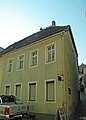 Wohnhaus in halboffener Bebauung und in Ecklage