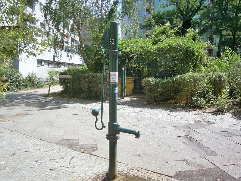 File:Straßenbrunnen35 Kreuzberg Alte Jakobstraße (5).jpg